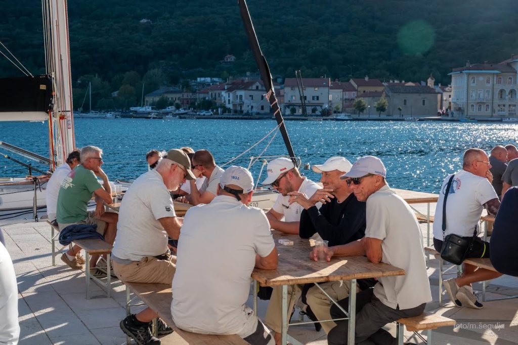 Druženje sudionika Kvarnerske regate uz more u Bakru