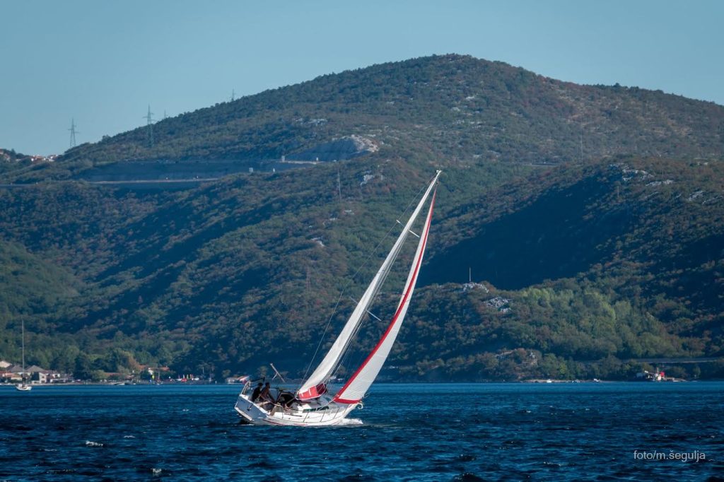 Jedrilica na Kvarnerskoj regati 2026. u Bakarskoj vali
