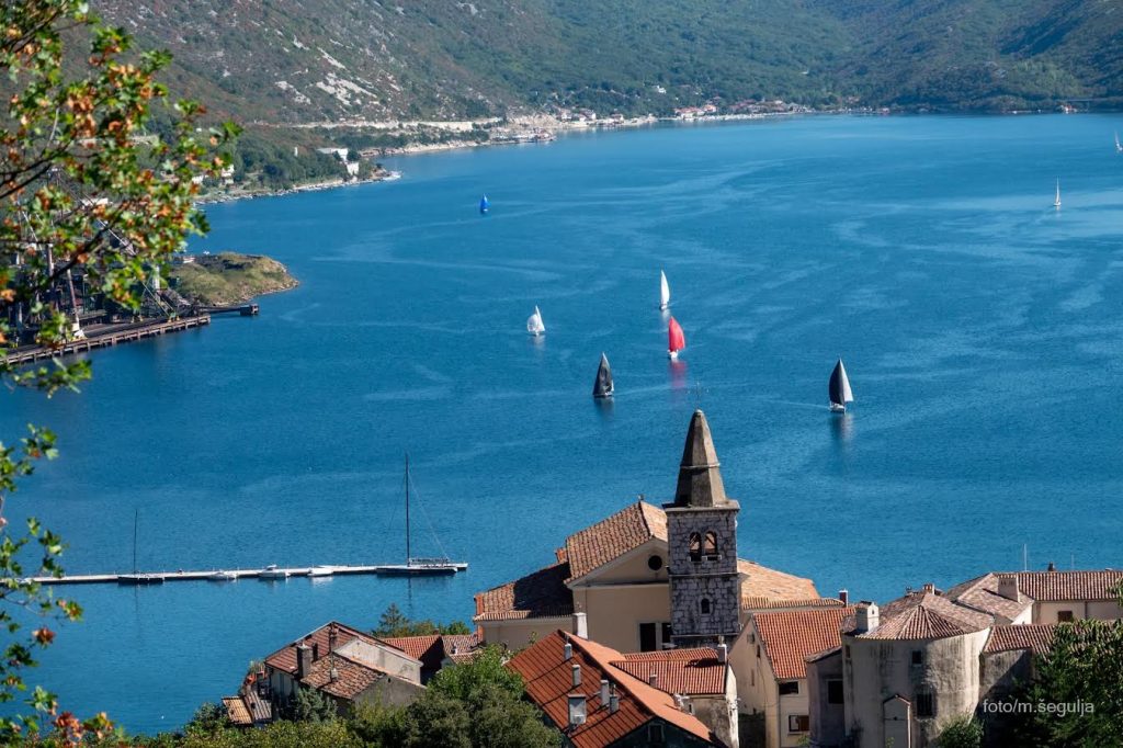 Jedrilice Kvarnerske regate u Bakarskoj vali, pogled iz Bakra
