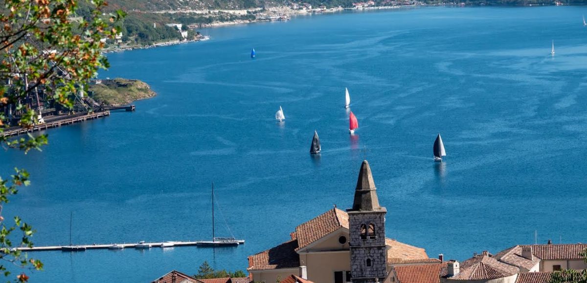 Jedrilice Kvarnerske regate u Bakarskoj vali, pogled iz Bakra